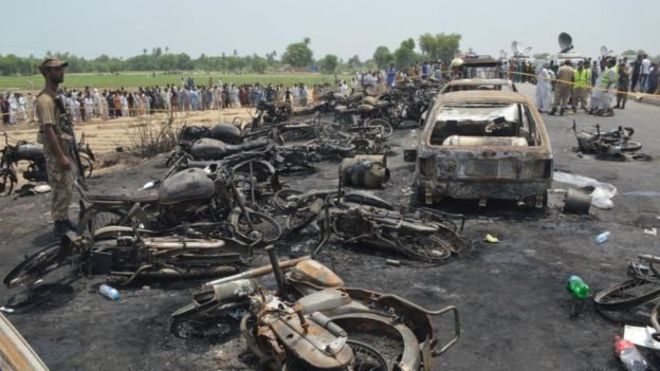 تصویر از انفجار تانکر سوخت در پاکستان دهها کشته داد