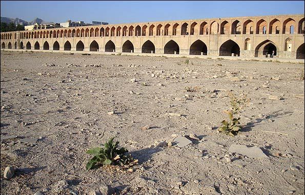 تصویر از بین منابع و مصارف زاینده رود تعادل وجود ندارد