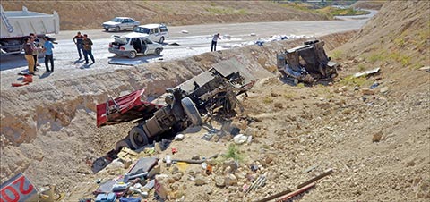 تصویر از کامیونی که در جاده‌مرگ آهن پاره شد