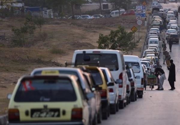 تصویر از بنزین در پاکستان کیمیا شد