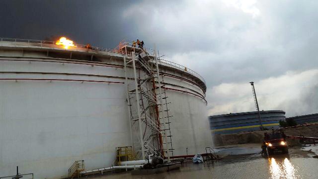 تصویر از خسارت برخورد صاعقه به مخازن نفت خارگ پرداخت شد