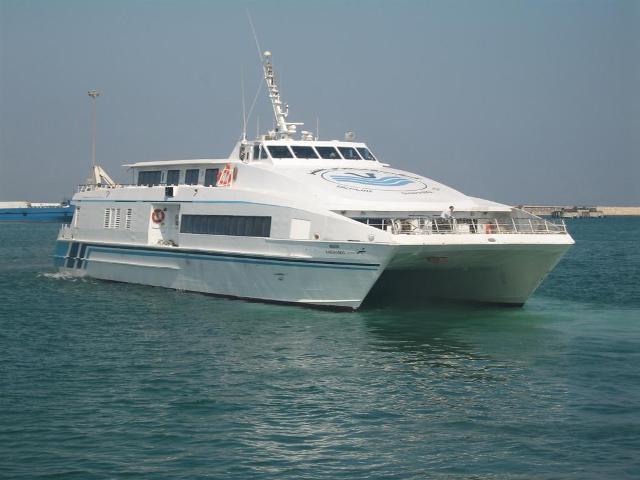 تصویر از خط کشتیرانی مسافری بوشهر – خارگ تعلیق شد