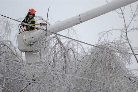 تصویر از برف و باران برق استان همدان را قطع کرد