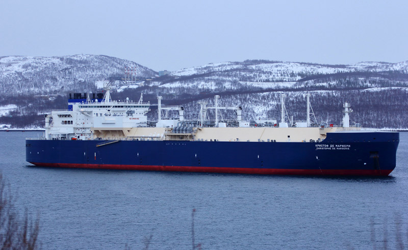 تصویر از پهلوگیری نخستین‎کشتی LNGبر در بندر روسیه