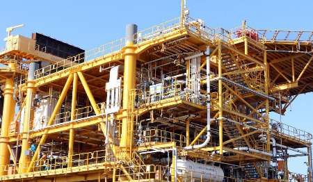 تصویر از نصب سکوی نفتی در میدان نفتی فروزان