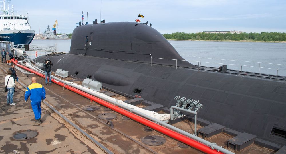 تصویر از بزرگ‌ترین زیردریایی روسی به آب انداخته می‌شود