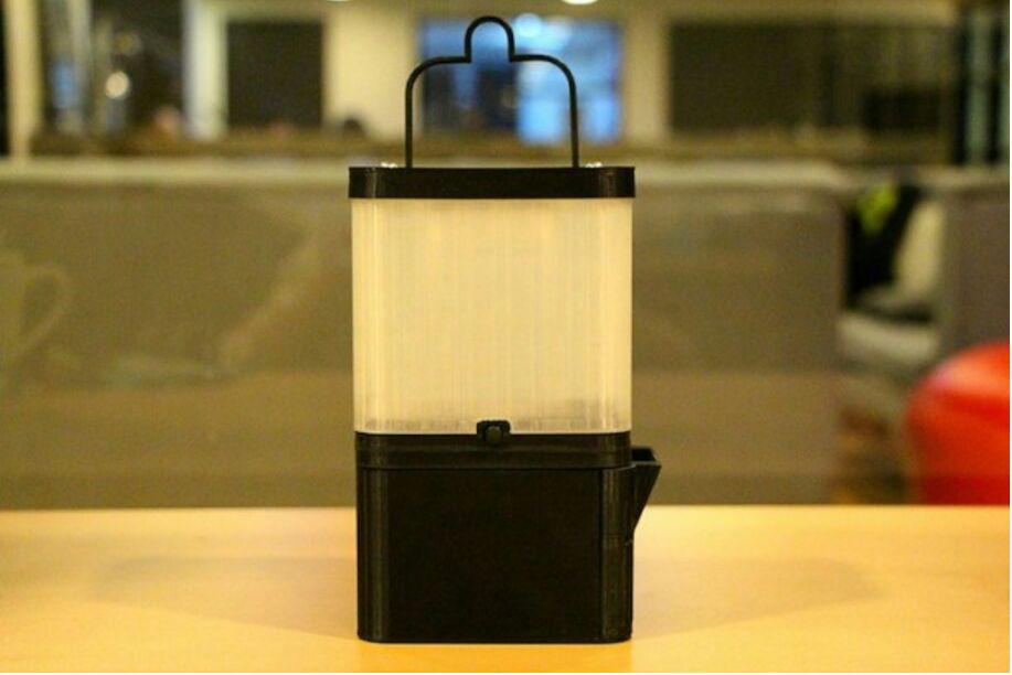 تصویر از تولید برق و روشنایی لامپ با آب نمک!