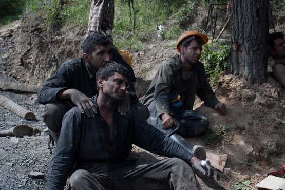 تصویر از انباشت گاز مانع دسترسی به کارگران محبوس شده در معدن آزادشهر+عکس