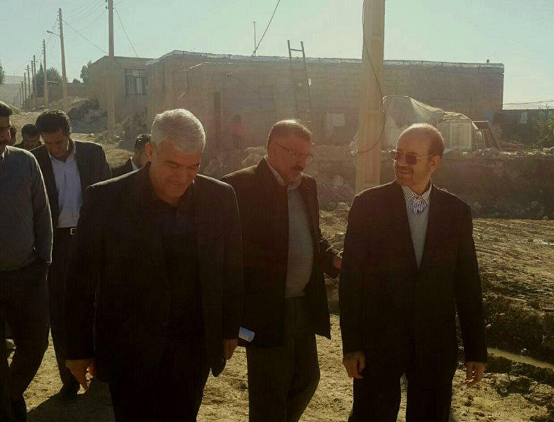 تصویر از ادامه حضور صنعت آب و برق در مناطق زلزله زده