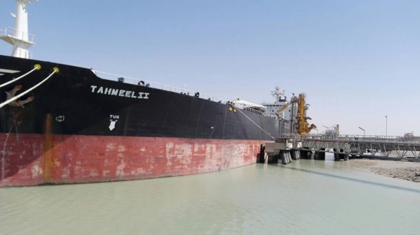تصویر از بارگیری یک فروند کشتی نفتی از طریق دو سایت در پایانه نفتی بندر امام خمینی(ره)