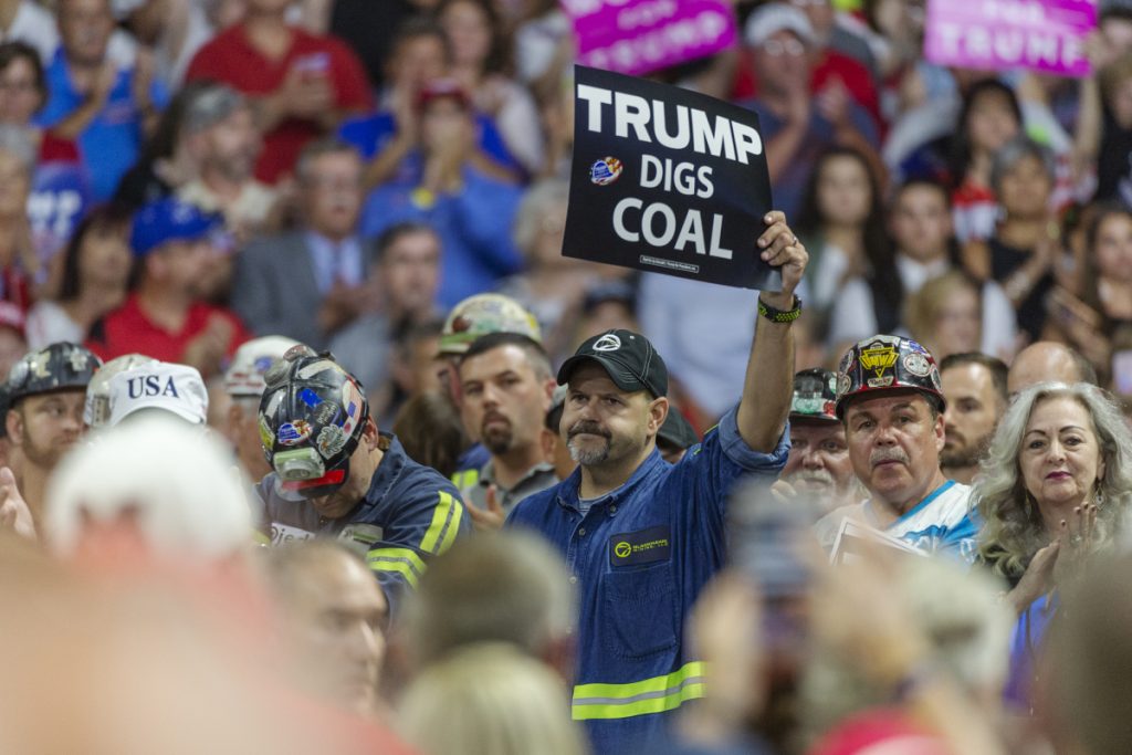 تصویر از اصرار ترامپ بر احیای زغال سنگ