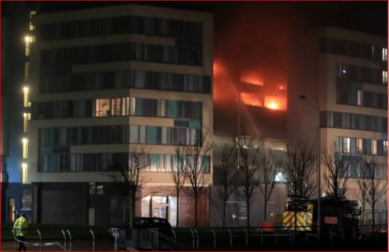 تصویر از آتش سوزی صدها خودرو در یک پارکینگ در لیورپول