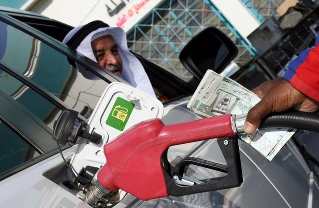 تصویر از عربستان قیمت بنزین را تا ۱۲۶ درصد افزایش داد