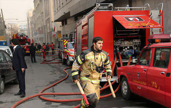 تصویر از مهار بخش زیادی از آتش ساختمان وزارت نیرو عملیات ادامه دارد