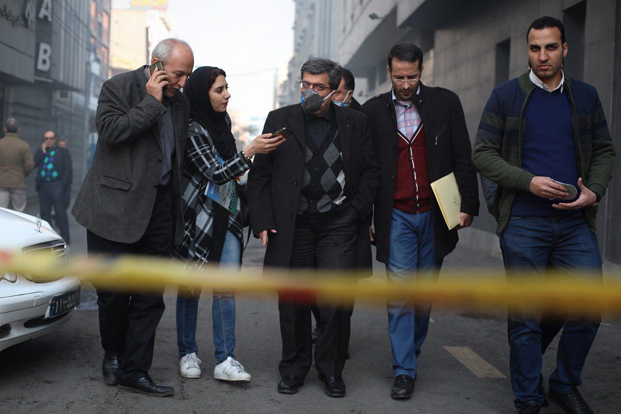 تصویر از حضور نماینده تهران و نماینده دادستان در محل آتش‌سوزی