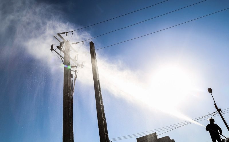 تصویر از فاز دوم تعویض مقره‌ها در خوزستان آغاز شد