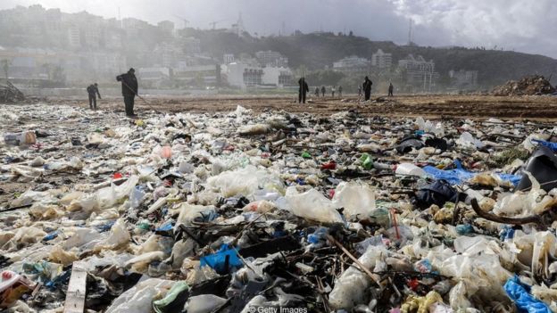 تصویر از لبنان در زباله‌هایش غرق می‌شود این مردم دوست دارند در زباله زندگی کنند!