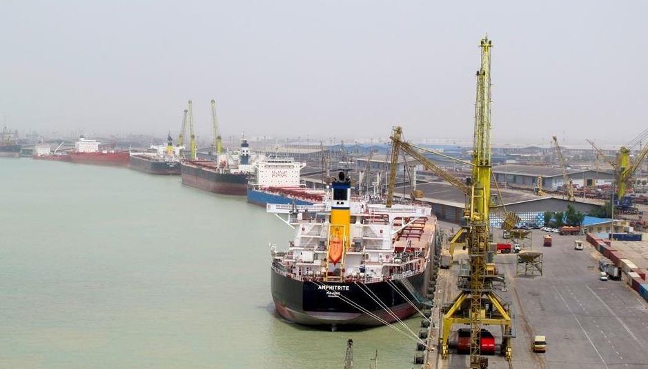 تصویر از بارگیری همزمان ۲ نفتکش پهن پیکر در بندر امام