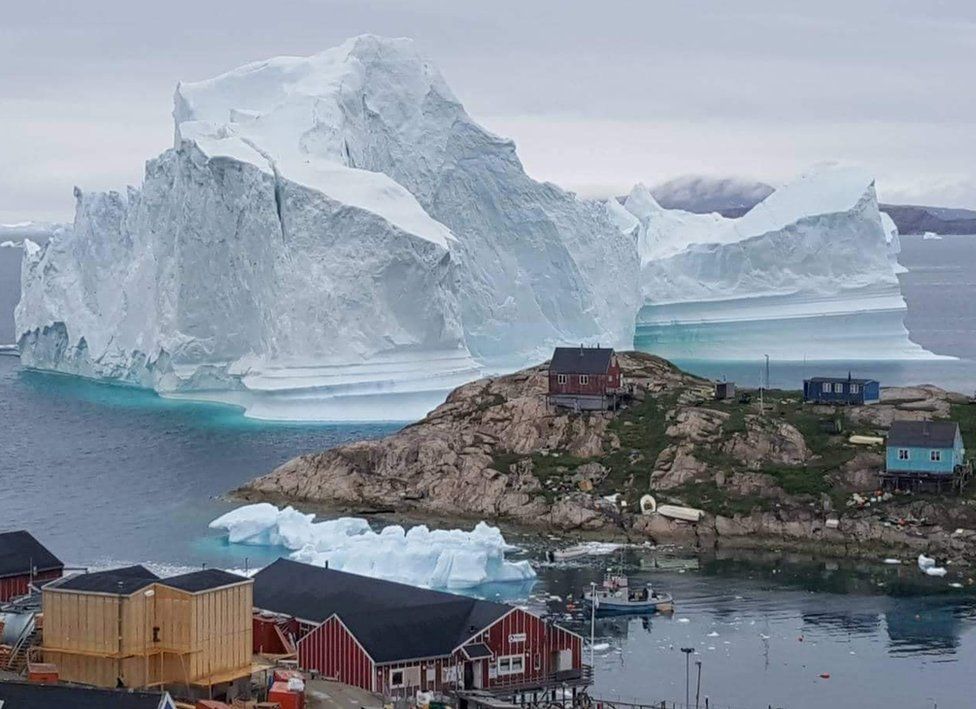 تصویر از حرکت یک کوه یخ عظیم منجر به تخلیه دهکده‌ای در گرین‌لند شد