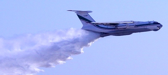 تصویر از اعزام هواپیمای آب‌پاش برای مهار آتش‌سوزی تالاب هورالعظیم