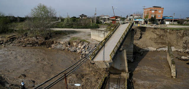 تصویر از توافق با رییس کل بیمه مرکزی برای تسهیل در پرداخت بیمه سیل‌زدگان