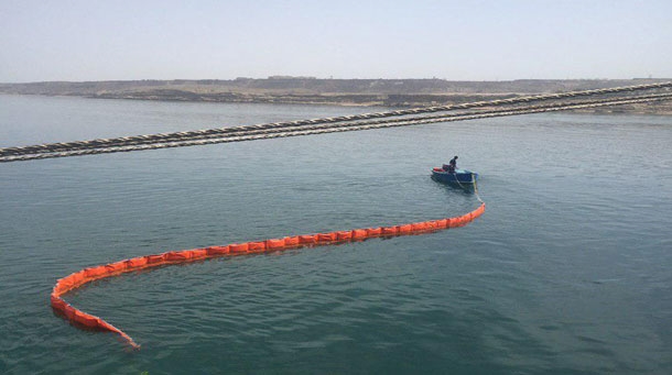 تصویر از جلوگیری از انتشار آلودگی های نفتی توسط فنس بوم های تولید داخل