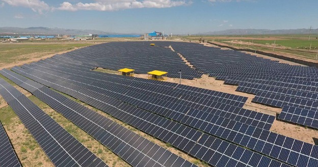 تصویر از نخستین نیروگاه خورشیدی مگاواتی زنجان به شبکه سراسری متصل شد