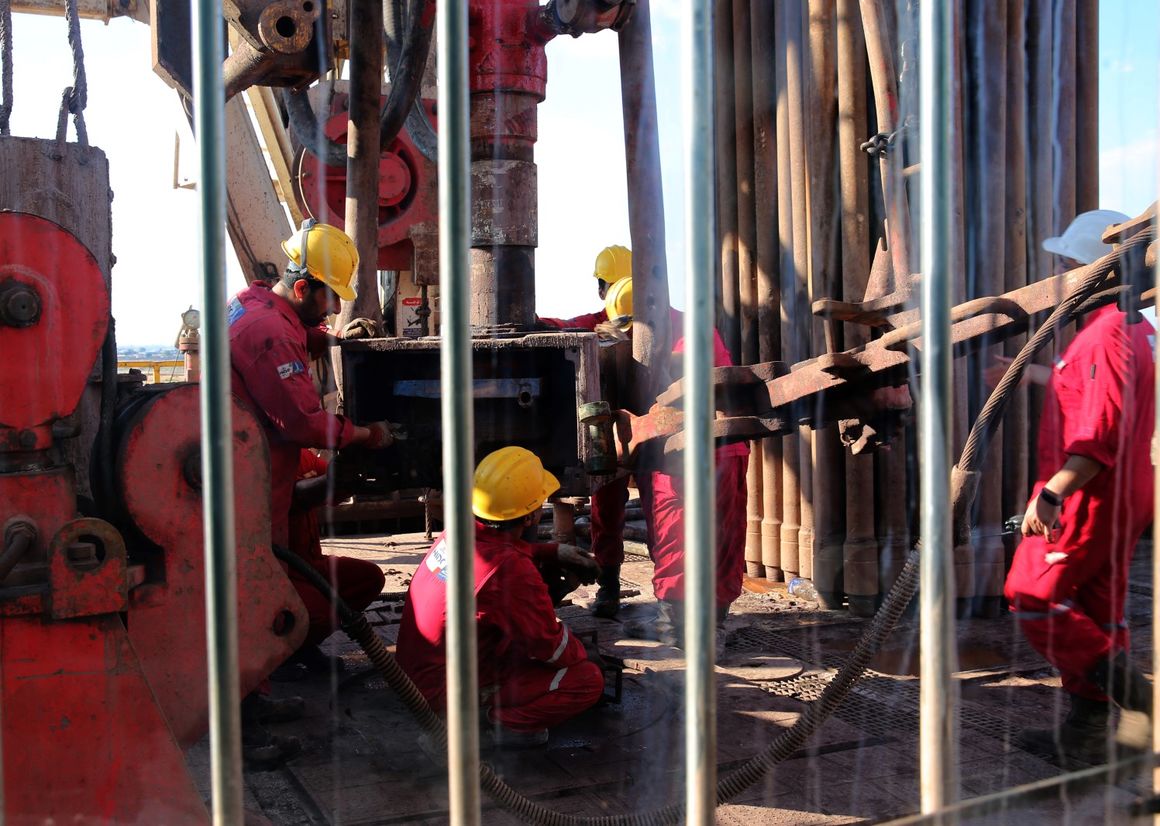 تصویر از دستگاه حفاری سنگین 33 فتح به خوزستان رسید