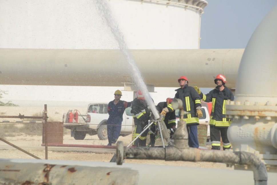 تصویر از برگزاری مانور آتش‌سوزی مخزن اتمسفریک جدید نفت‌خام در منطقه لاوان