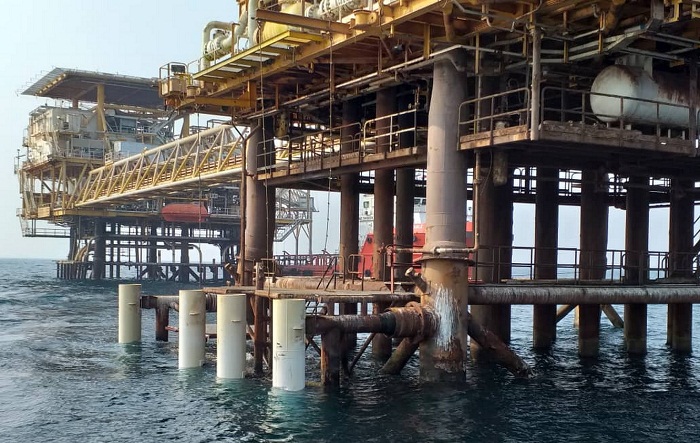تصویر از نصب ضربه‌گیرهای سکوی دریایی ایلام در نفت فلات قاره