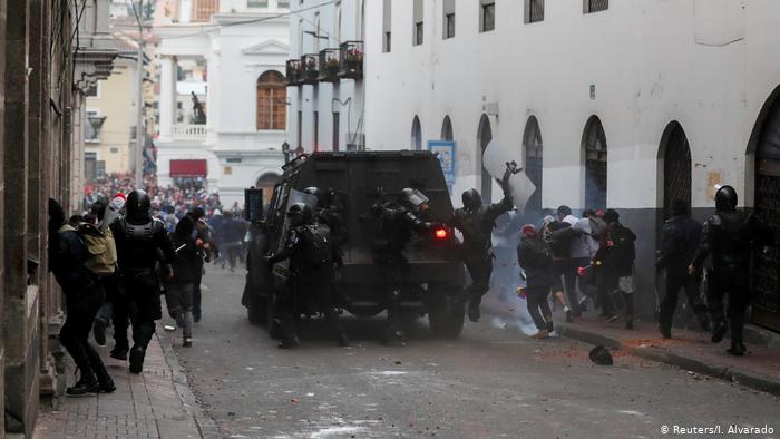 تصویر از حمله معترضین به افزایش بهای سوخت به مجلس اکوادور