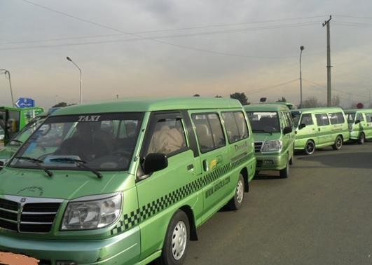 تصویر از سرویس‌دهی رایگان 50 دستگاه ون تاکسی در مراسم جاماندگان اربعین