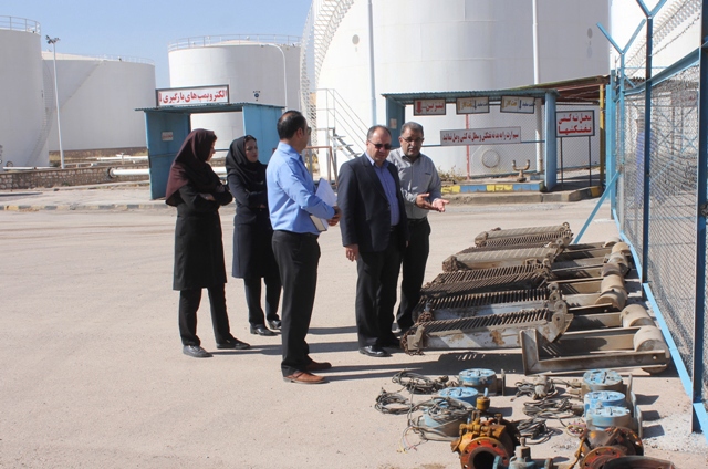 تصویر از تجهیزات سکوهای بارگیری انبار نفت قدیم منطقه کرمان به عسلویه منتقل شد