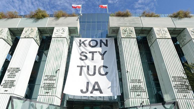 تصویر از احتمال اخراج لهستان از اتحادیه اروپا؛ دیوان عالی به دولت هشدار داد