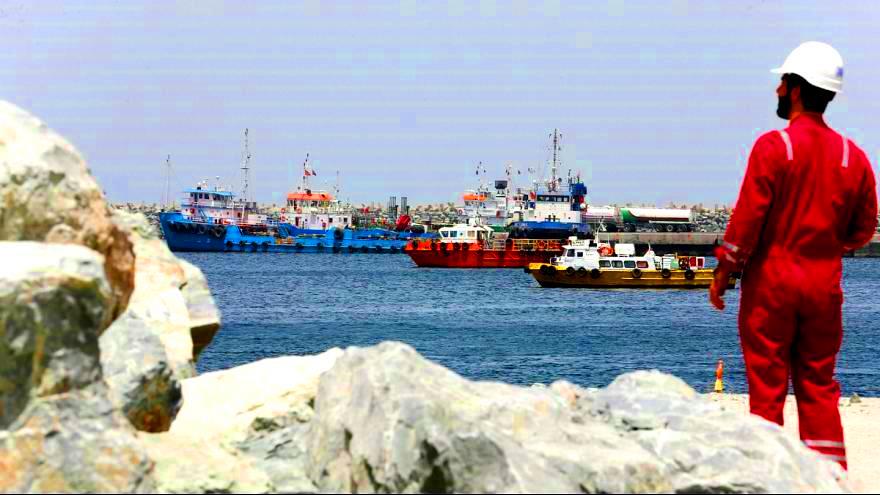 تصویر از پهلوگیری بزرگترین کشتی حامل محموله وارداتی در بندر چابهار