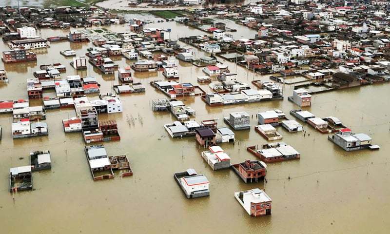تصویر از ترمیم خط آبرسانی آسیب دیده در استان هرمزگان با استفاده از بالگرد