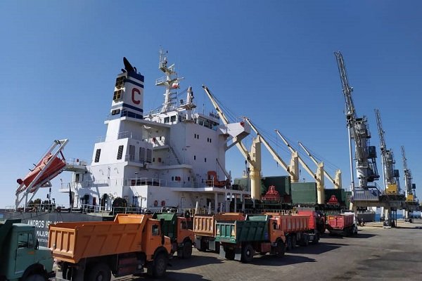 تصویر از پهلوگیری اولین کشتی ۶۰ هزار تنی گندم وارداتی در بندر شهید بهشتی چابهار