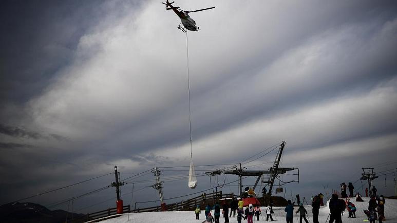 تصویر از خشم سبزهای فرانسه از انتقال برف با هلی‌کوپتر به یک پیست اسکی