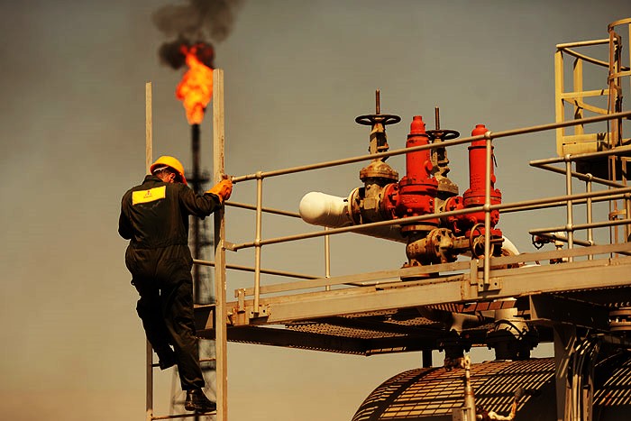 تصویر از رویترز: یک چهارم سکوهای نفتی ایران بلااستفاده شده‌اند