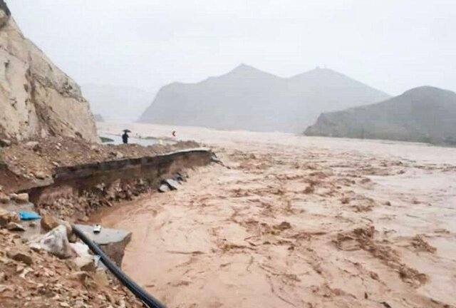 تصویر از قطع آب و برق روستاهای مناطق سیل زده