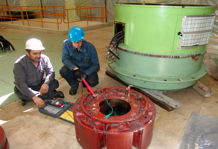 تصویر از آغاز نصب قطعه حساس بومی‌سازی‌شده ژنراتور در نیروگاه برق‌آبی لوارک