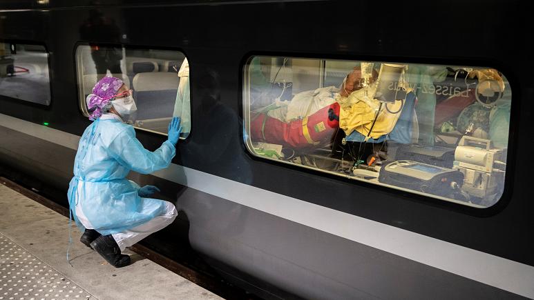 تصویر از بیماران کرونایی فرانسه با قطار سریع‌ السیر منتقل می شوند