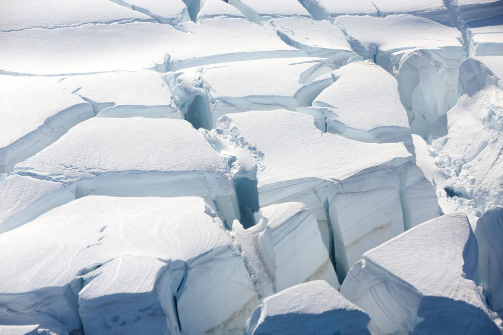 تصویر از صفحات یخ شمالگان گویی با چاقو بریده می شوند!