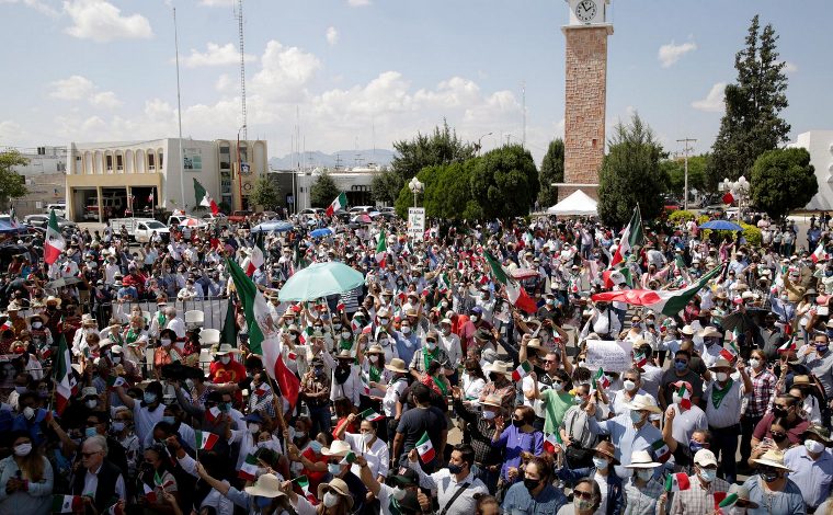 تصویر از جنگ آب بین مکزیک و آمریکا: معترضین یک سد را اشغال کردند