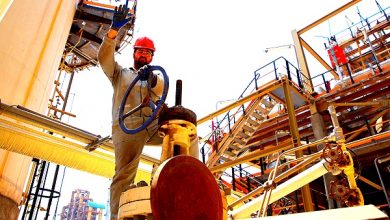 تصویر از شمار بیشتری از کارکنان نفتی اخراج میشوند