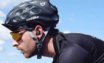 تصویر از کار کردن هدفون با انرژی خورشیدی