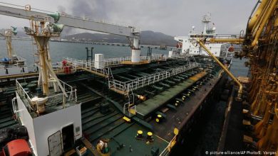 تصویر از رویترز: امضای قرارداد مبادله نفتی میان ایران و ونزوئلا