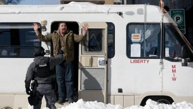 تصویر از عکس: مقابله پلیس با رانندگان کامیون در کانادا