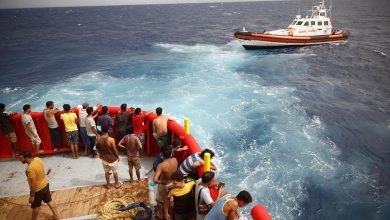تصویر از عکس: نجات مهاجران غیرقانونی از قایق در حال غرق شدن