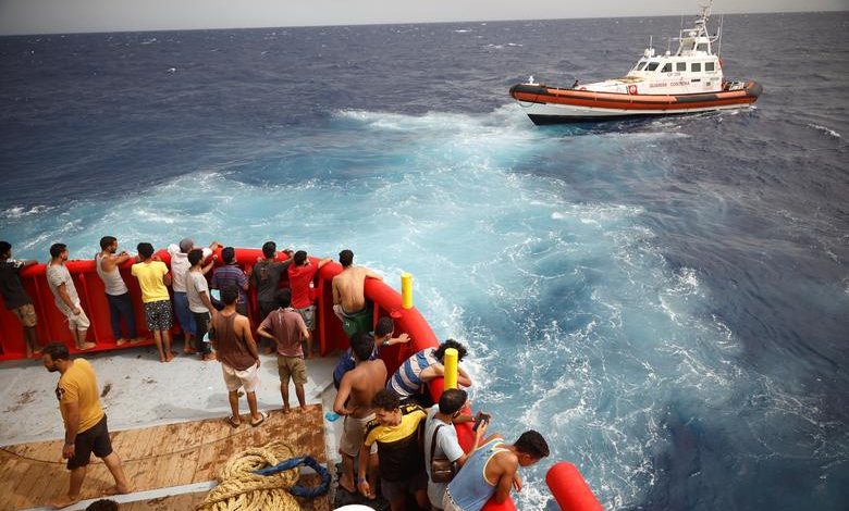 تصویر از عکس: نجات مهاجران غیرقانونی از قایق در حال غرق شدن